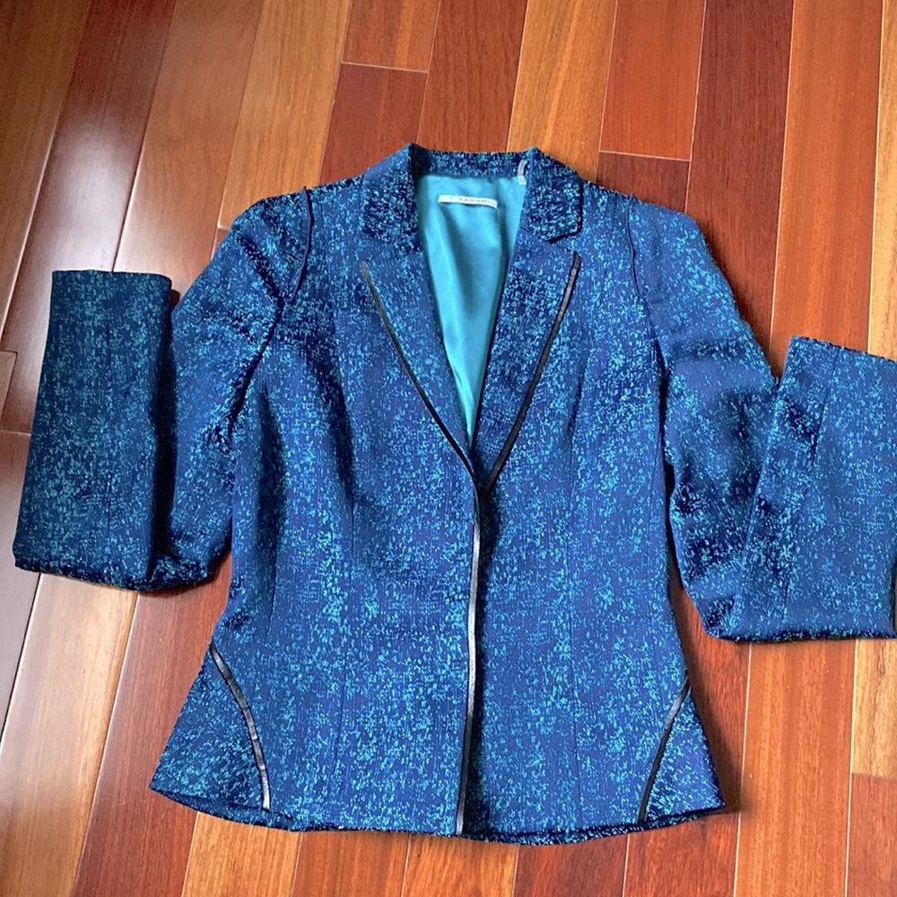 Classy Tahari blazer size 4 Spectacular colors of blue and teal